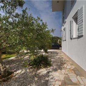 3 Bedroom Villa with Pool, Terrace and Sea Views near Vinisce, Sleeps 7
